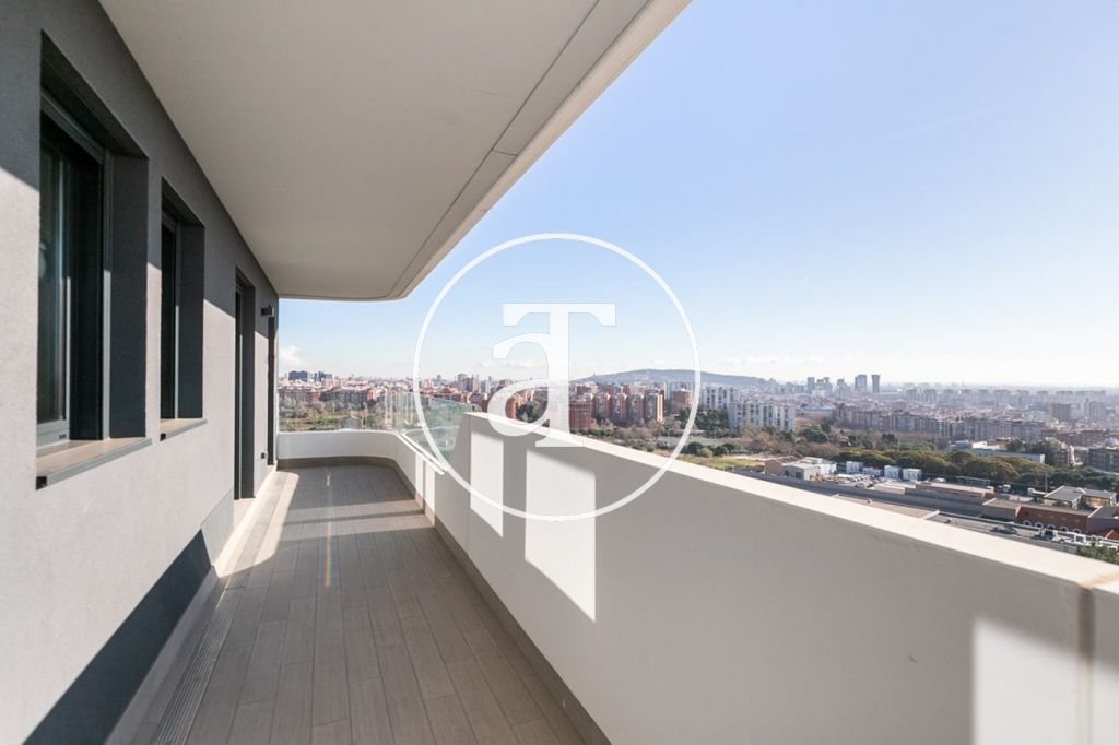 Appartement neuf de 4 chambres en location temporaire avec terrasse et piscine commune à Hospitalet de Llobregat.