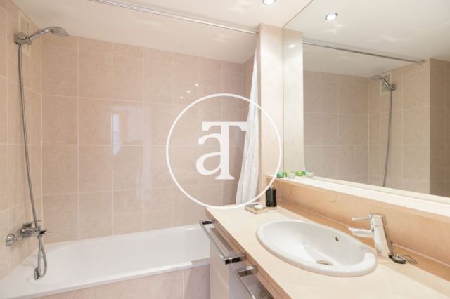 Monthly rental apartment with 3 bedroom and terrace close to Sant Antoni market 32