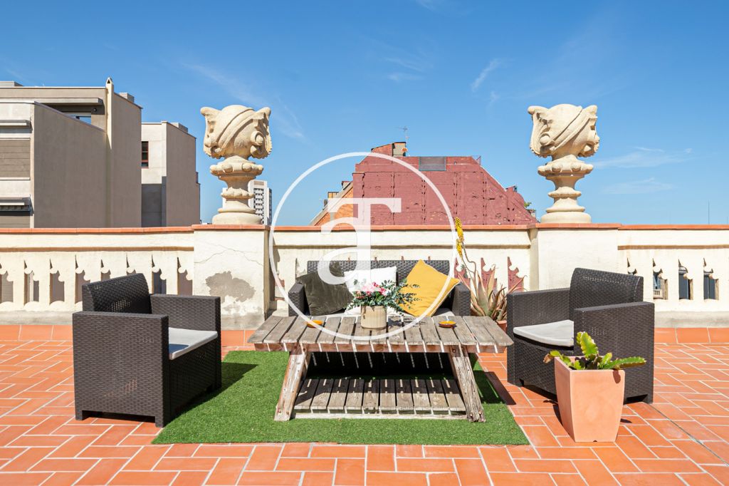 Monthly rental penthouse with 3 bedrooms and large terrace in Eixample Dreta 1