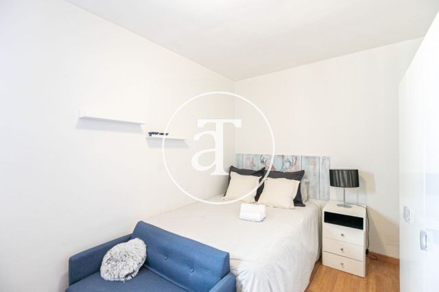 Monthly rental penthouse with 3 bedrooms and large terrace in Eixample Dreta 25