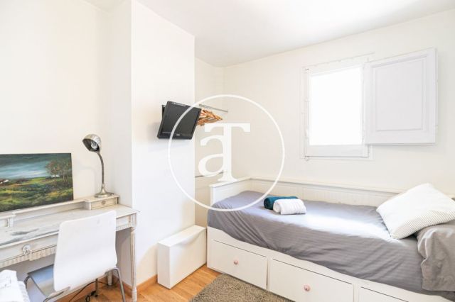 Monthly rental penthouse with 3 bedrooms and large terrace in Eixample Dreta 23