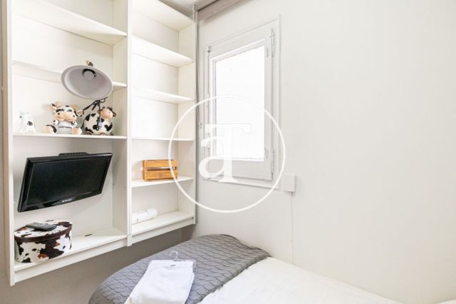 Monthly rental penthouse with 3 bedrooms and large terrace in Eixample Dreta 22