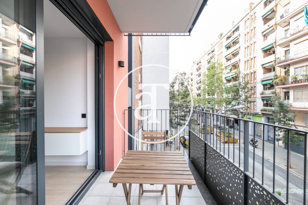 Piso de alquiler temporal de 2 habitaciones y estudio en zona residencial de Barcelona
