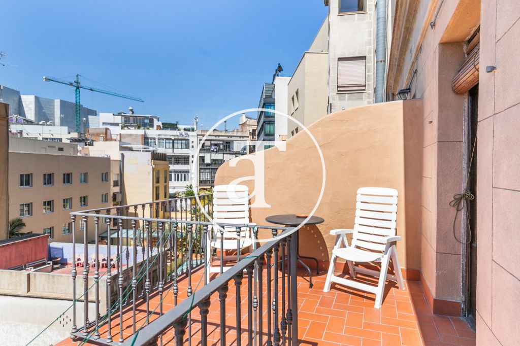 Monthly rental apartment with 3 bedrooms and terrace, close to Plaça Catalunya 1