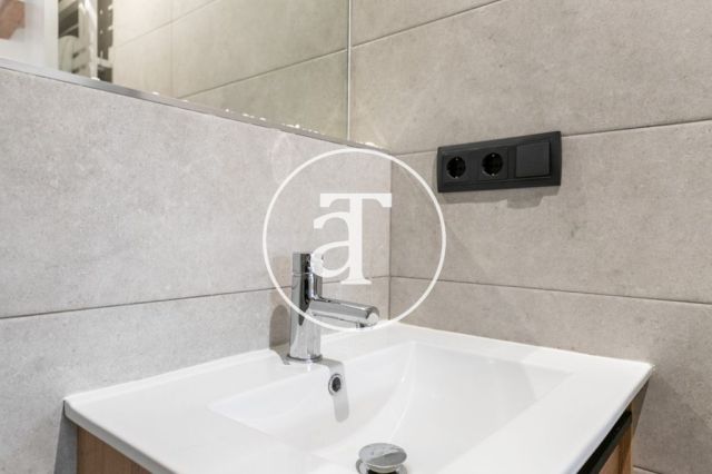 Monthly rental design apartment with 2 bedrooms and terrace steps from Passeig Sant Joan and Arc de Triomf 26