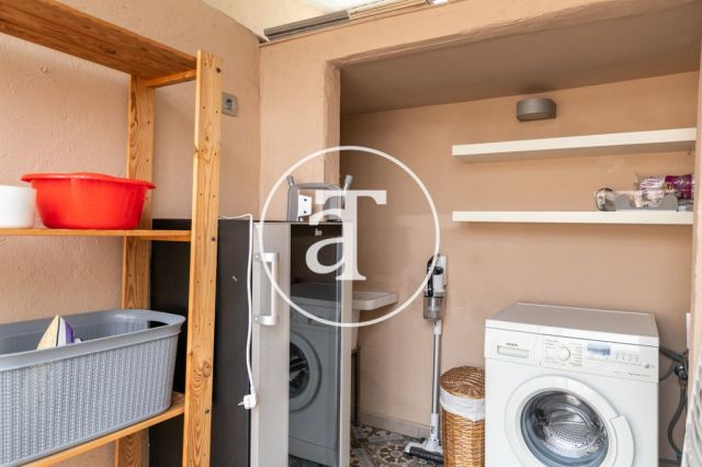 Monthly rental penthouse with 2 bedrooms and terrace close to Paseo Sant Joan 31