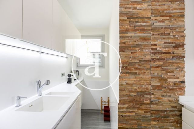 Monthly rental penthouse with 2 bedrooms and terrace close to Paseo Sant Joan 17