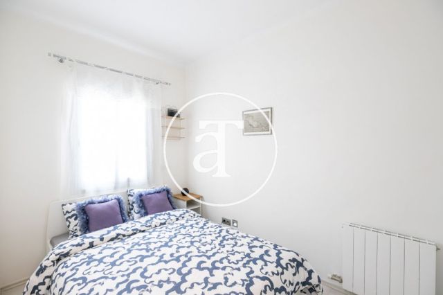 Monthly rental penthouse with 2 bedrooms and terrace close to Paseo Sant Joan 19