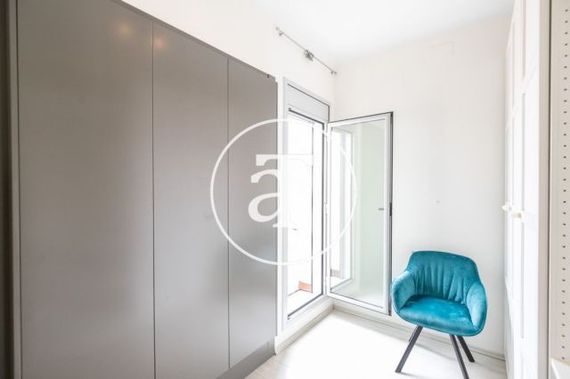Monthly rental penthouse with 2 bedrooms and terrace close to Paseo Sant Joan 25