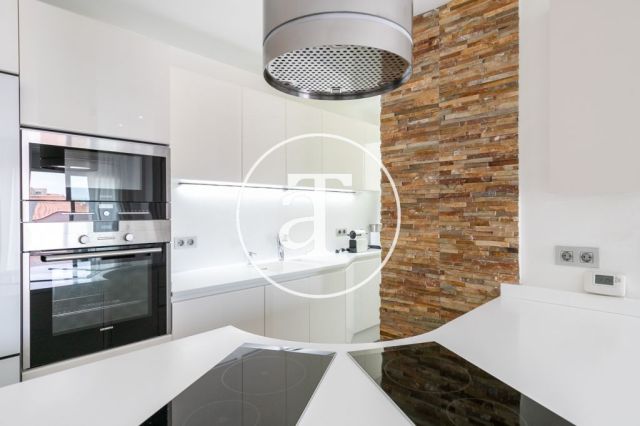Monthly rental penthouse with 2 bedrooms and terrace close to Paseo Sant Joan 15