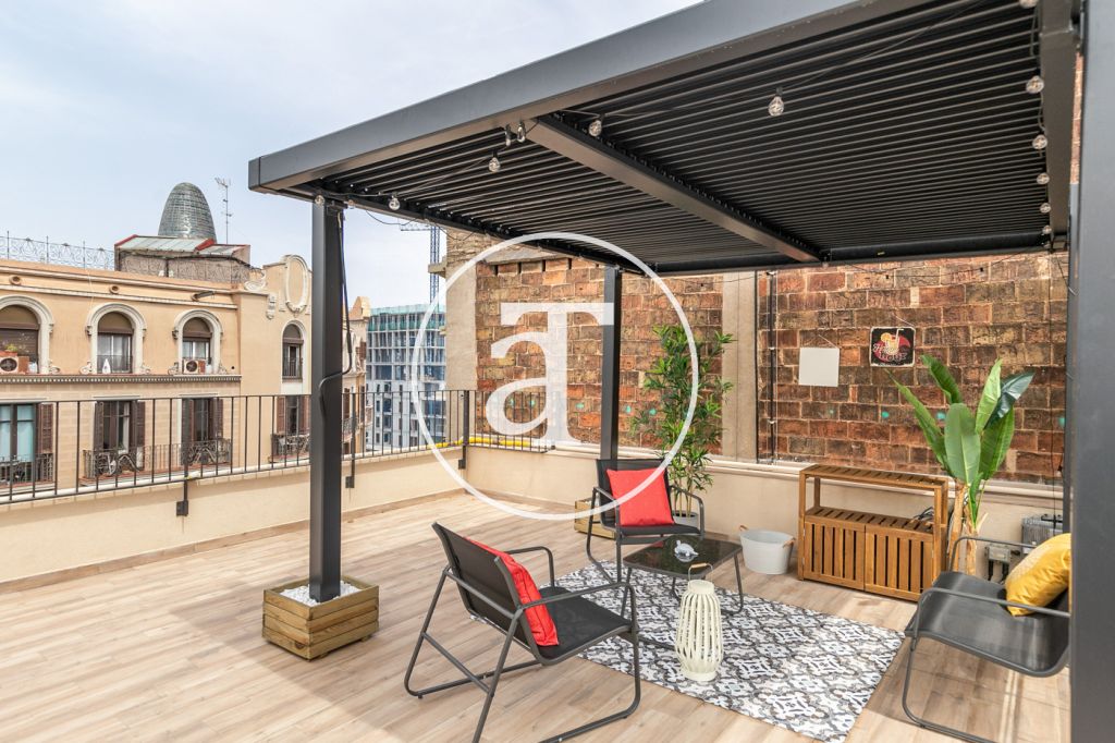 Piso de alquiler temporal con 2 habitaciones, estudio  y terraza a un paso de Plaza de las Glorias Catalanas