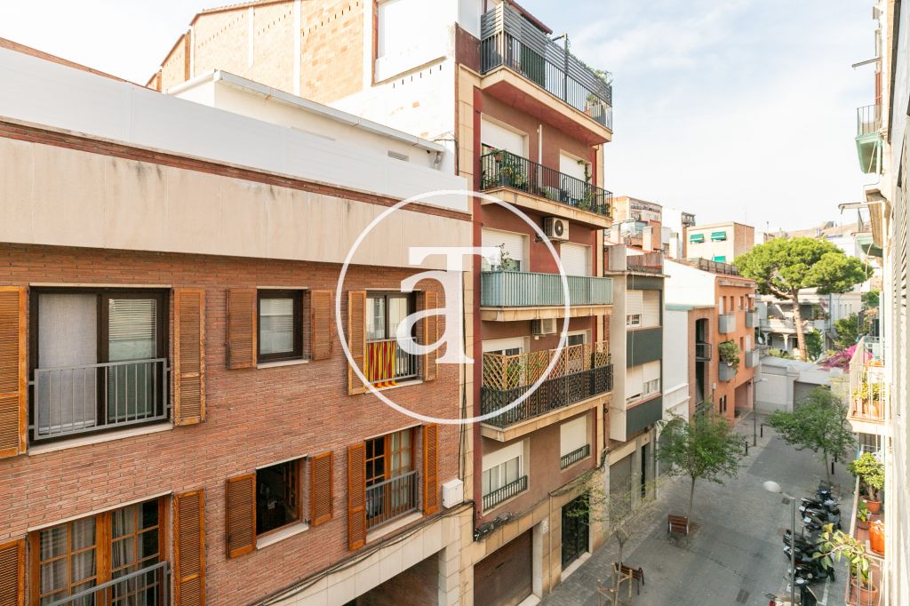 Location temporaire d'un appartement avec 2 chambres doubles et 2 terrasses à proximité de la Plaça de Lesseps 28