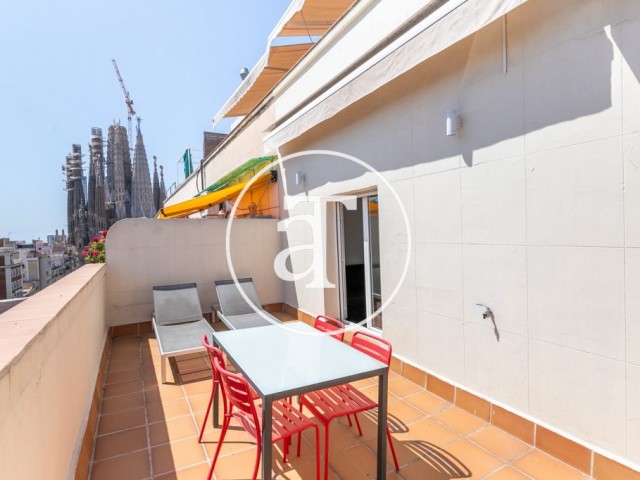 Piso de alquiler temporal de 2 habitaciones dobles con terraza a pasos de la Sagrada Familia