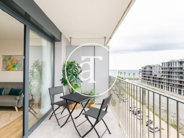 Piso de alquiler temporal con 2 habitaciones, terraza privada, piscina comunitaria y vista al mar