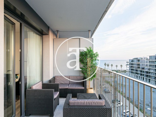 Piso de alquiler temporal con 2 habitaciones, terraza privada, piscina comunitaria y vista al mar