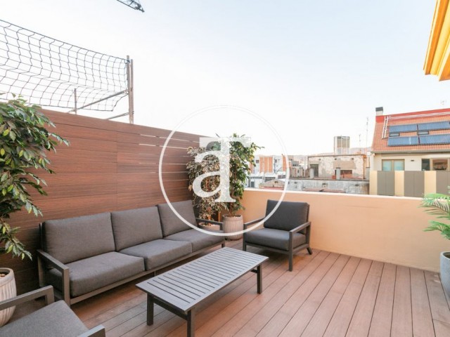 Ático de alquiler temporal de 2 habitaciones y terraza exterior a pasos de Paseo de Gracia