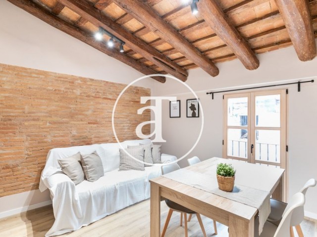 Appartement mansardé flambant neuf à louer temporairement avec 3 chambres à coucher à quelques pas de La Rambla.