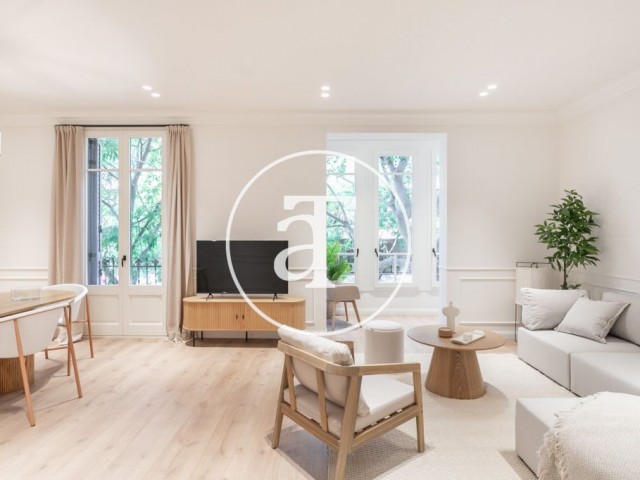 Piso de alquiler temporal de 3 habitaciones y 3 baños, con terraza y balcón en el Eixample