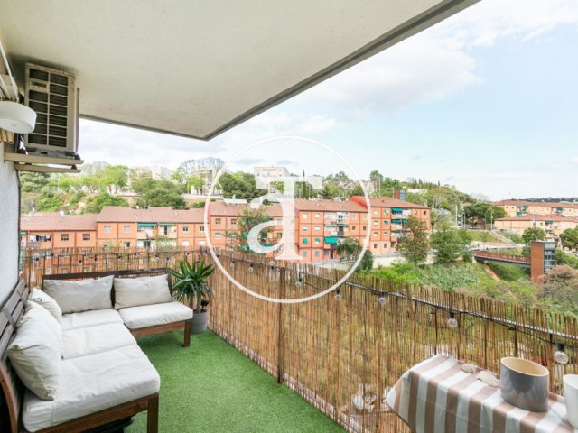 Piso de alquiler temporal de 2 habitaciones con terraza con vistas a la montaña en Montjuic