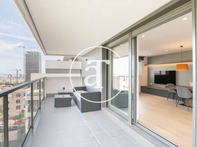 Piso de alquiler temporal de 3 habitaciones, estudio y 3 baños con terraza, parking y piscina en Esplugues de Llobregat