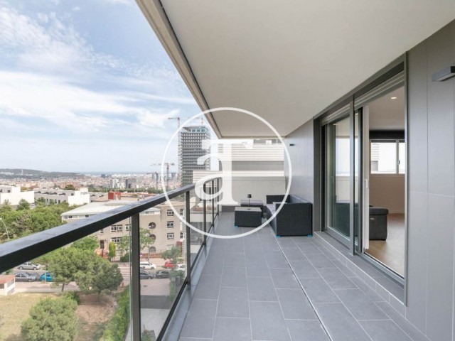 Monthly rental flat with 3 bedrooms, study, and 3 bathrooms with terrace, parking, and swimming pool in Esplugues de Llobregat