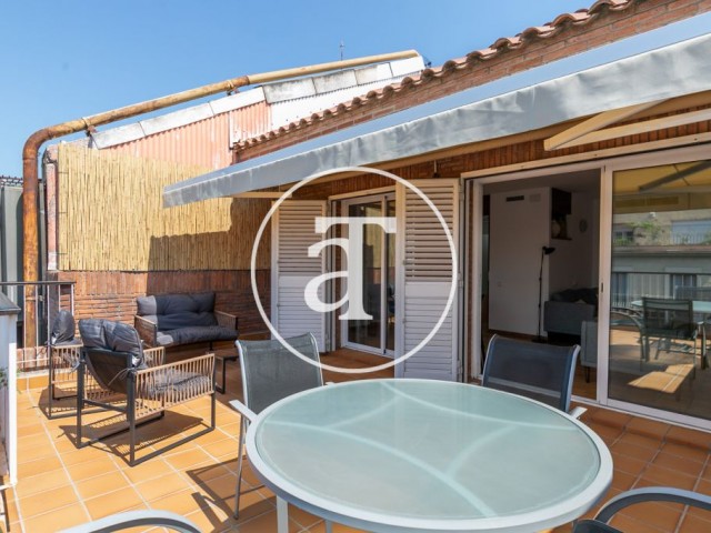 Ático de alquiler temporal de 3 habitaciones y 2 baños con balcón y terraza en el Eixample