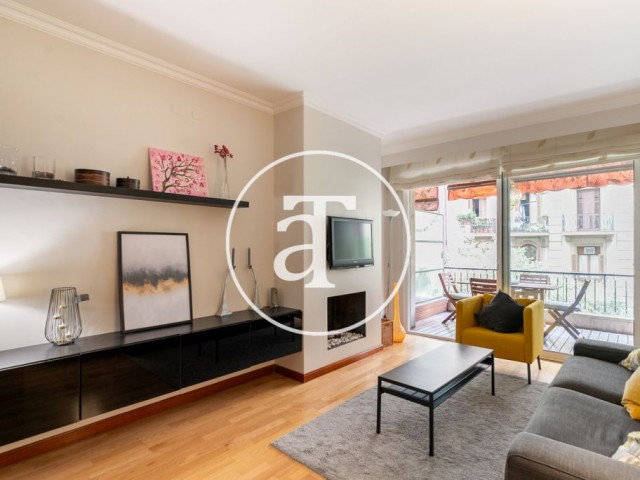 Monthly rental apartment with 2 bedrooms and 2 bathrooms, terrace, and balcony in the Eixample district