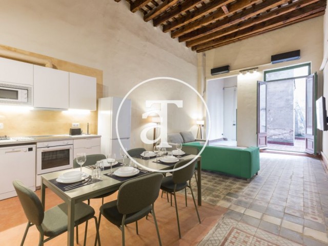 Piso de alquiler temporal de 3 habitaciones con patio y balcón en el barrio Gótico