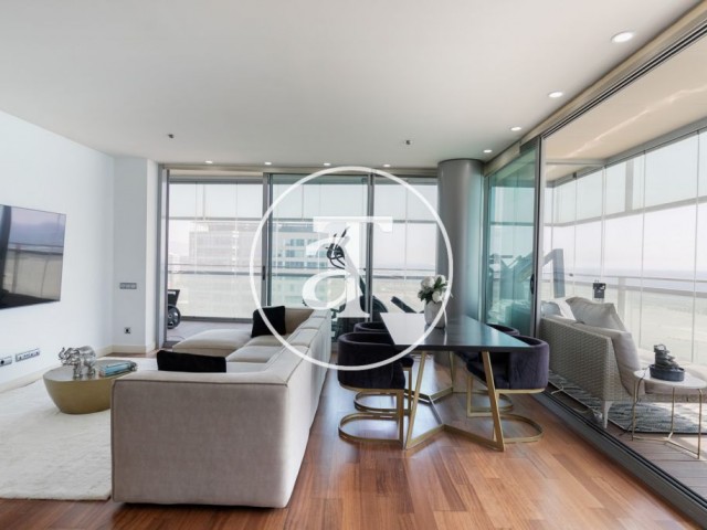 Piso de alquiler temporal de 3 habitaciones y 2 baños con terraza con equipos de gimnasio y vistas al mar en Sant Martí