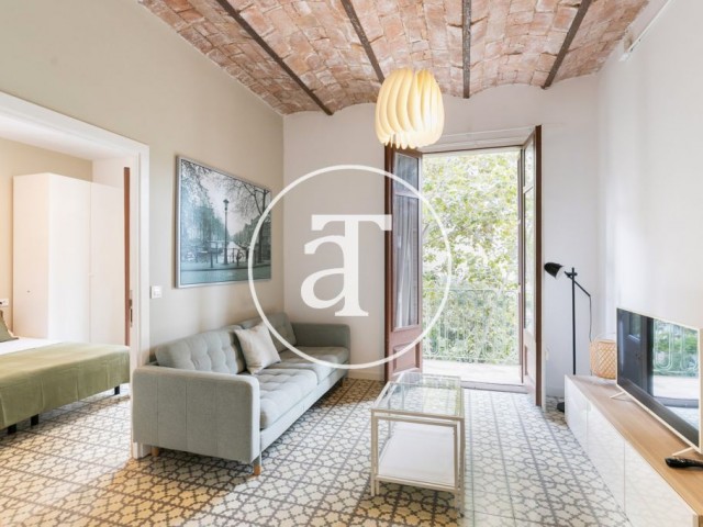 Piso de alquiler temporal de 3 habitaciones y 2 baños con balcón en el Eixample