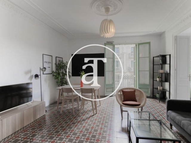 Piso de alquiler temporal de 2 habitaciones, estudio y 1 baño con balcón en el Eixample