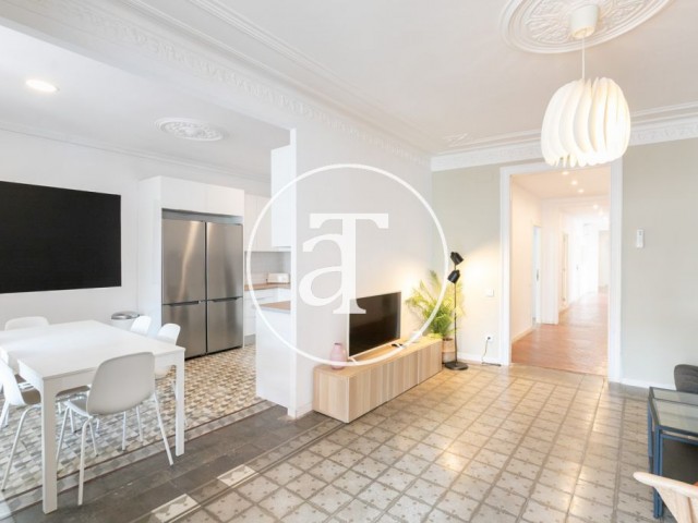 Piso de alquiler temporal de 5 habitaciones, 3 baños, terraza y balcones en el Eixample