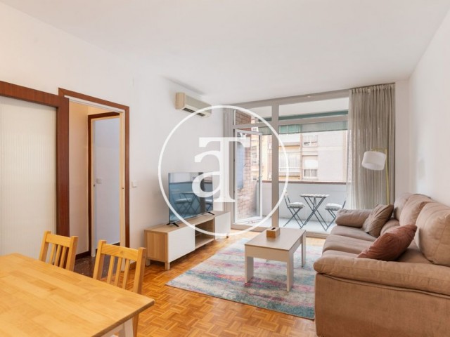Monthly rental apartment with 3 bedrooms, 1 bathroom and 1 guest toilet with balcony in Eixample