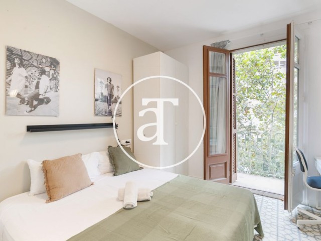 Monthly rental apartment with 3 bedrooms, 2 bathrooms and balcony in Eixample