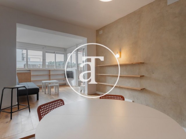 Ático de alquiler temporal de 2 habitaciones con terraza, estudio y 1 baño en Gracia