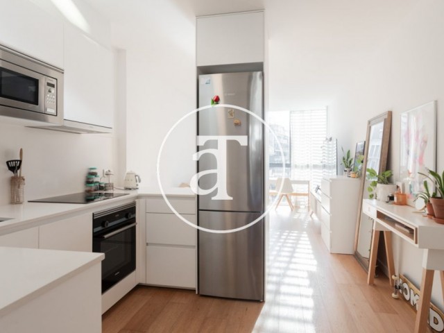 Piso de alquiler temporal de 1 habitación con balcón y 1 baño en finca con piscina comunitaria en Sarrià