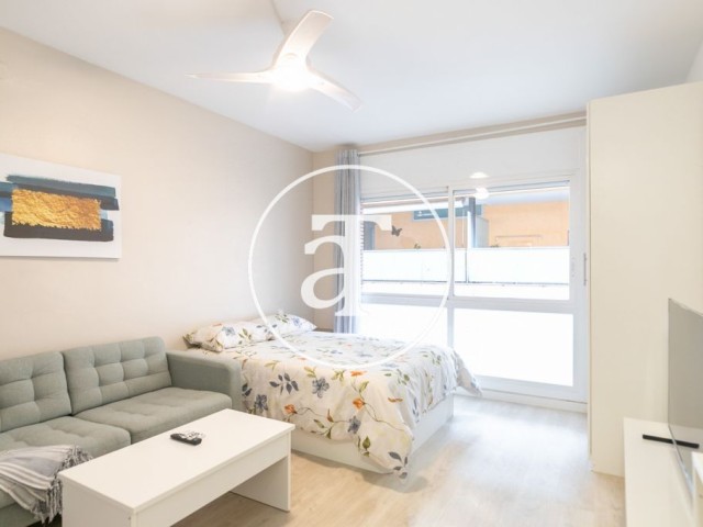 Estudio de alquiler temporal con 1 baño y cocina equipada en Les Corts