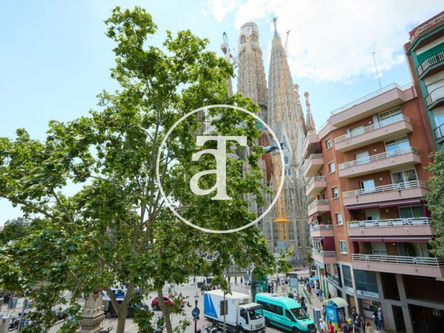 Appartement en location temporaire avec 1 chambre, 1 salle de bain et balcon offrant une vue imprenable sur la Sagrada Familia.