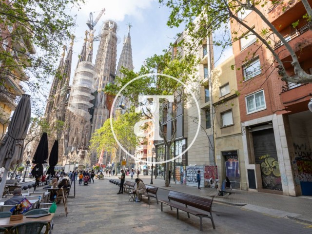 Appartement en location temporaire avec 2 chambres et 2 salles de bains, balcon offrant une vue imprenable sur la Sagrada Familia