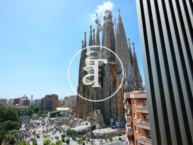 Appartement en location temporaire avec 1 chambre, 1 salle de bain et balcon offrant une vue imprenable sur la Sagrada Familia.