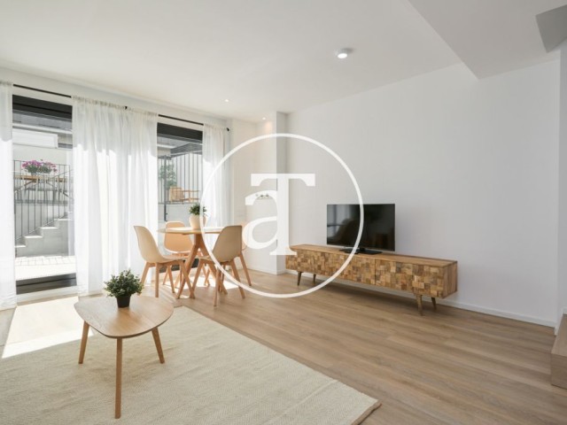 Appartement en location temporaire avec 2 chambres et 3 salles de bains, parking et terrasse en option.