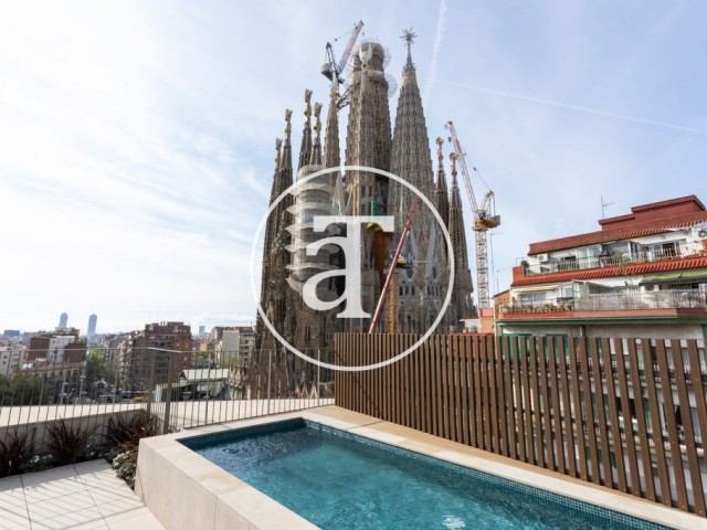 Appartement en location temporaire avec 1 chambre, 1 salle de bain et balcon offrant une vue imprenable sur la Sagrada Familia.