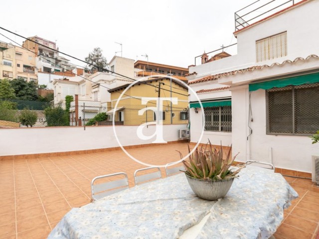 Appartement à louer avec 3 chambres, 2 salles de bains et une grande terrasse extérieure près du parc Guinardó