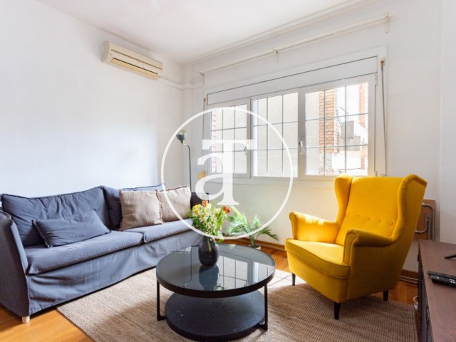 Monthly rental apartment with 3 bedrooms, study and 2 bathrooms in the Eixample