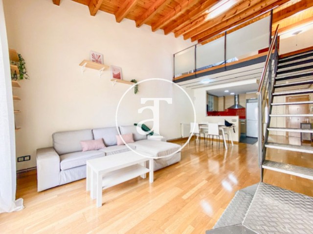 Dúplex de alquiler temporal de 2 habitaciones y 2 baños con terraza al aire libre, cerca de la Rambla del Poblenou