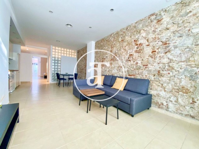 Monthly rental apartment with 1 bedroom and 1 bathroom, toilet and large private terrace, near the Rambla del Poblenou