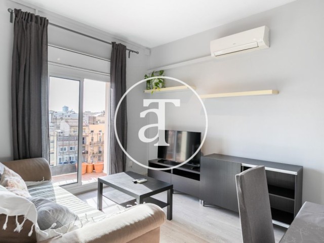 Ático de alquiler temporal de 3 habitaciones y 1 baño con amplia terraza en Eixample