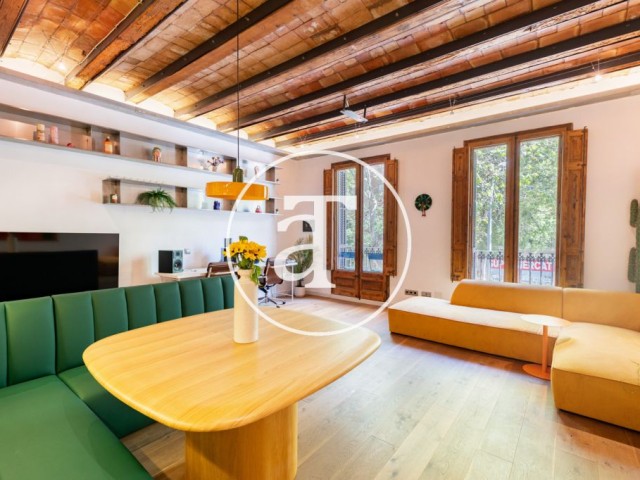 Monthly rental apartment with 2 bedrooms, balcony and 2 bathrooms in Eixample Dreta