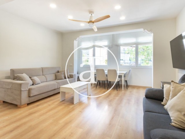 Monthly rental apartment with 3 bedrooms and 2 bathrooms with balcony and terrace in Les Corts
