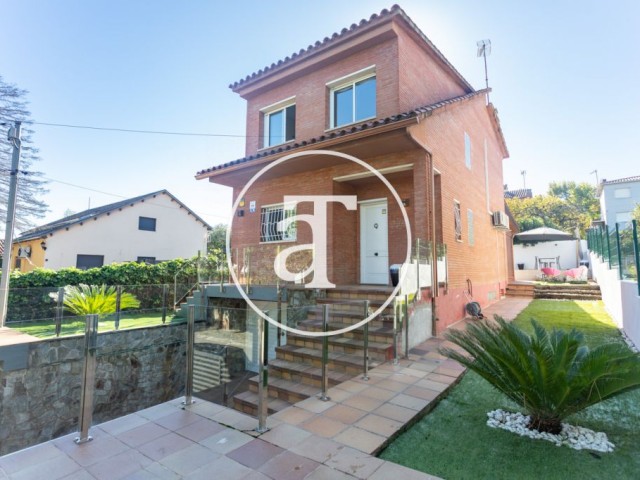 Casa de alquiler temporal de 3 habitaciones y 2 baños, terraza con amplio jardín y parking en Mira-sol, Sant Cugat del Vallès